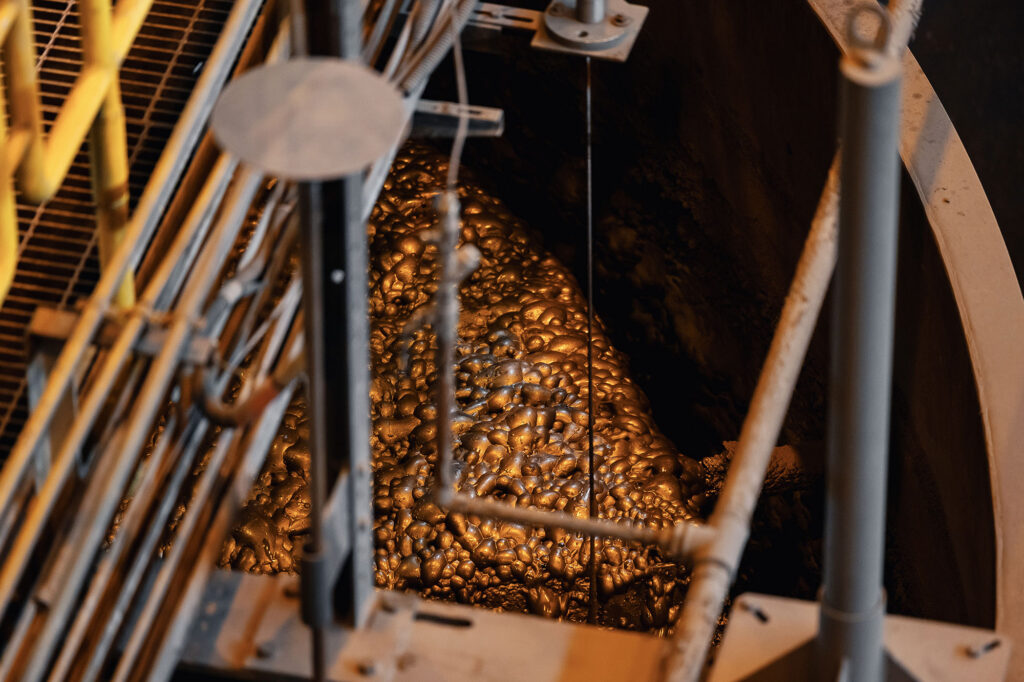 Flotation froth with mineralized bubbles illustrating fine particle recovery in flotation circuits.
