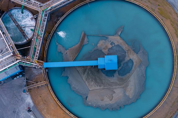 Mining water treatment clarifier used for dissolved metal removal and water recycling.