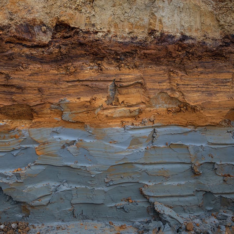 Clay-rich gold ore geological layers affecting flotation and leaching performance in gold mining