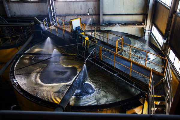 Industrial mining tank with controlled foam in flotation and clarification circuit.